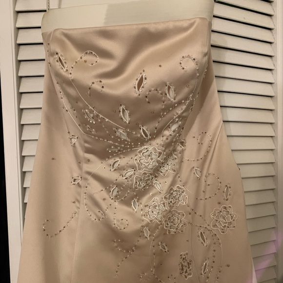 Beautiful strapless cream and white long dress - Picture 5 of 6